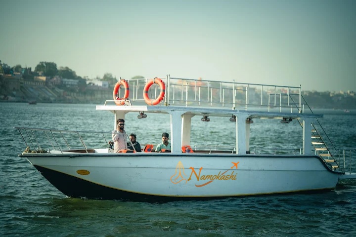 namokashi  Discover the ancient city of Varanasi, where spirituality and history intertwine, 